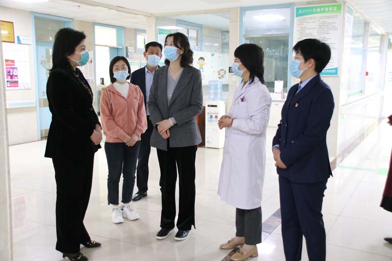 2023年3月31日，臨沂高新區(qū)黨工委委員魏克慧（右三）一行蒞臨兒童早期發(fā)展部看望慰問孤獨(dú)癥兒童家屬和醫(yī)護(hù)人員.jpg