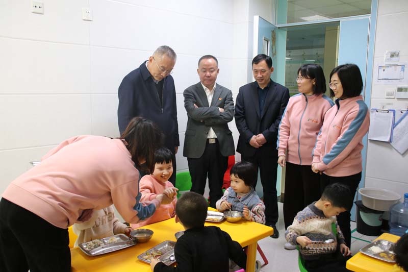 2023年4月6日，高新區(qū)管委會(huì)四級(jí)調(diào)研員尤偉生（左一）在高新區(qū)民政衛(wèi)生工作辦公室主任聶振興（左三)陪同下蒞臨兒童早期發(fā)展部看望指導(dǎo)工作.jpg