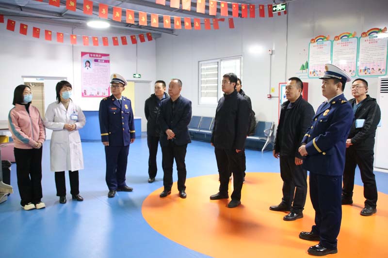 2024年1月31日下午，臨沂高新區(qū)黨工委委員、管委會副主任馬騰飛（右四），應(yīng)急局黨組書記、局長吳蘭廣（左四），消防大隊政治教導(dǎo)員高以磊（左三）一行蒞臨兒童早期發(fā)展部指導(dǎo)工作.jpg