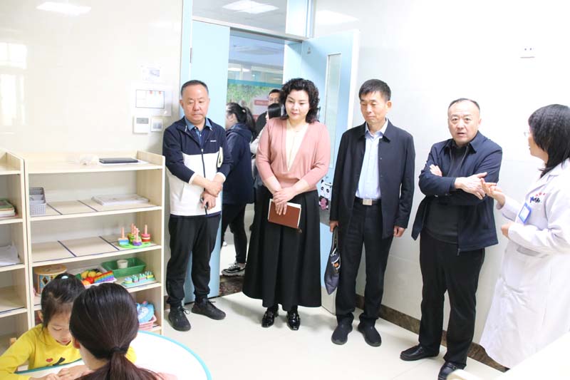2024年4月23日，省紀(jì)委監(jiān)委派駐莒南縣洙邊鎮(zhèn)第一書記、省紀(jì)委監(jiān)委駐省工業(yè)和信息化廳紀(jì)檢監(jiān)察組副組長(zhǎng)、一級(jí)調(diào)研員孫寬亮（右三），莒南縣洙邊鎮(zhèn)衛(wèi)生院院長(zhǎng)羅永桂（右二）等一行蒞臨兒童早期發(fā)展部參觀指導(dǎo)工作.jpg