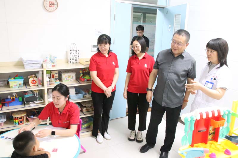 2024年6月14日，山東省衛(wèi)生經(jīng)濟協(xié)會會長，山東省醫(yī)學(xué)會副會長，山東省衛(wèi)生健康委員會二級巡視員、醫(yī)療管理服務(wù)中心原黨委書記、主任王愛杰（右二）蒞臨兒童早期發(fā)展部參觀指導(dǎo)工作.jpg
