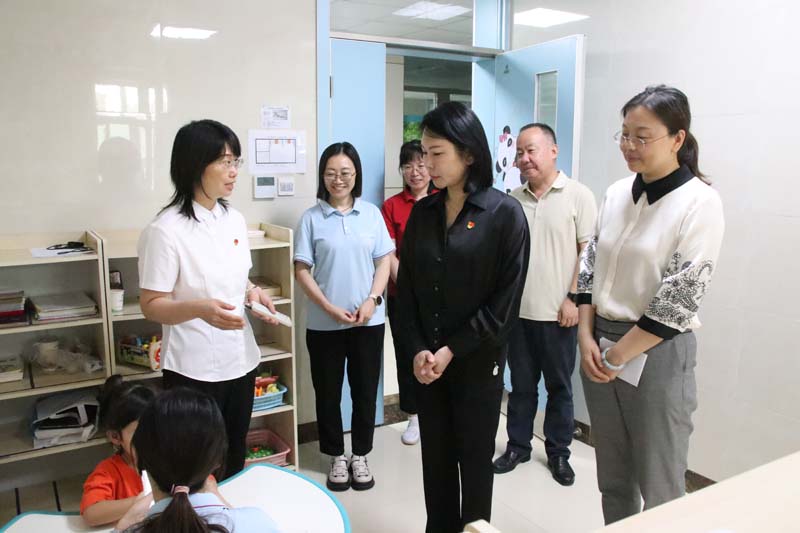 2024年6月26日，高新區(qū)黨工委副書記、管委會副主任劉春晨（前中）在院長丁育紅的陪同下蒞臨兒童早期發(fā)展部參觀指導工作.jpg